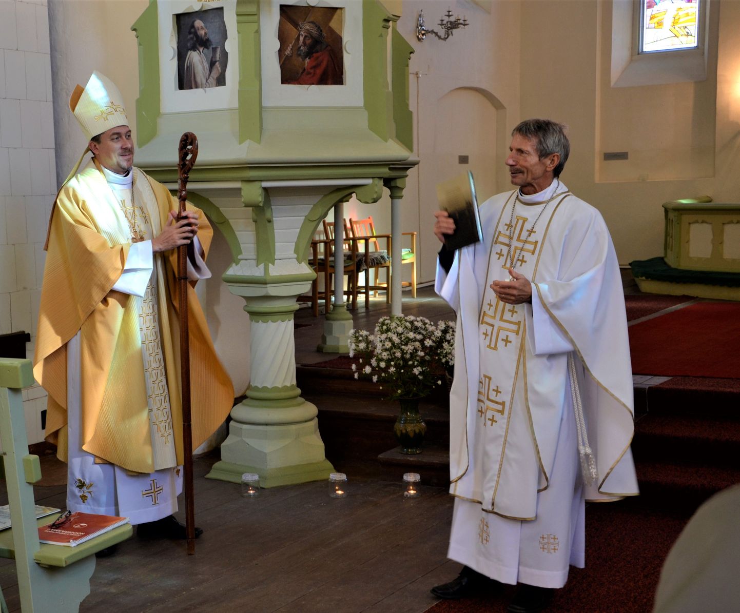 Peapiiskop Urmas Viilma ja Avo Kiir mihklipäeval pidulikul teenistusel uuenduskuuri läbi teinud Iisaku kirikus. ERAKOGU