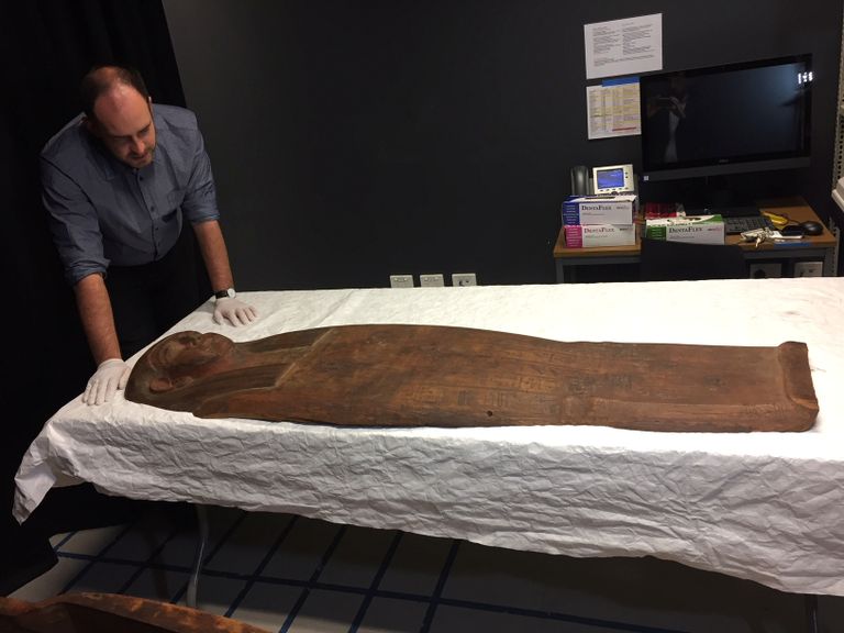 Sydney ülikoolis leiti sarkofaagist muumiajäänused. Pildil sarkofaagi kaas