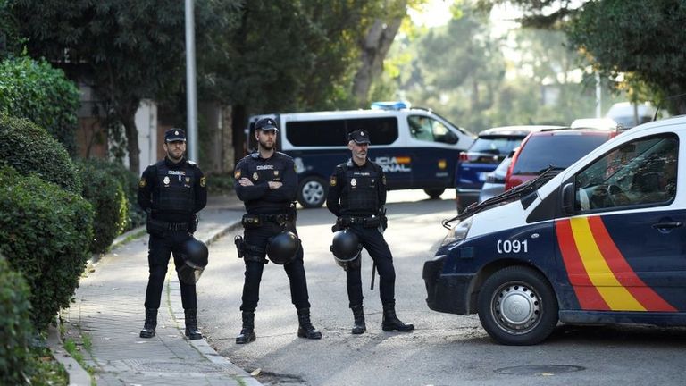 Испанские полицейские на улице, где находится посольство Украины