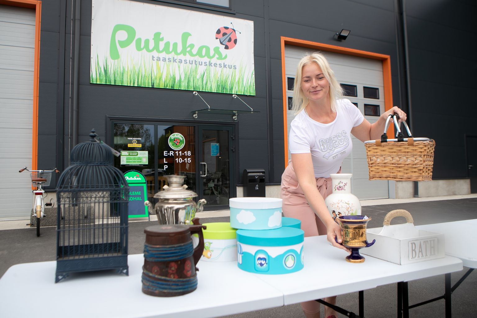 TULGE LAADALE! Putuka taaskasutuskeskus valmistub esimeseks laadaks. Keskuses toimetava Anneliis Rikmanni sõnul jagub õuel ruumi küllaga.