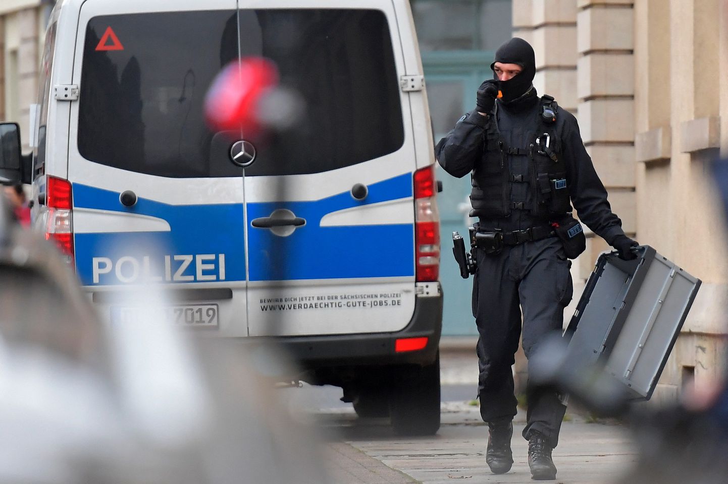 Vācijas policija un īpašie spēki trešdien sākuši operāciju Drēzdenē.