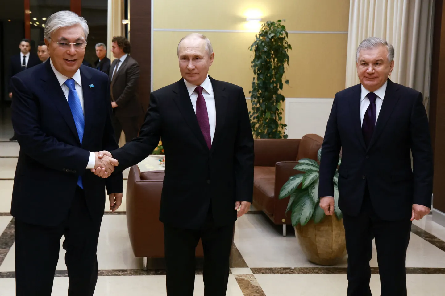 Vladimir Putin (keskel) koos Shavkat Mirzijojevi (paremal) ja Kasõm-Žomart Tokajeviga (vasakul).