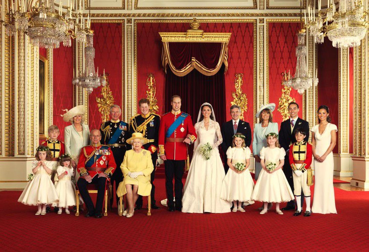 Принц Уильям и принцесса Кэтрин со    своими родными: (сидят) принц Филипп и королева Великобритании Елизавета II, (слева от принца Уильяма) Камилла, герцогиня Корнуэльская, и принц Чарльз, принц Гарри, (справа от принцессы Кэтрин)   родители Кэтрин — Майкл Миддлтон и Кэрол Миддлтон, брат Джеймс Миддлтон и сестра Филиппа Миддлтон, а также юные пажи и подружки невесты.