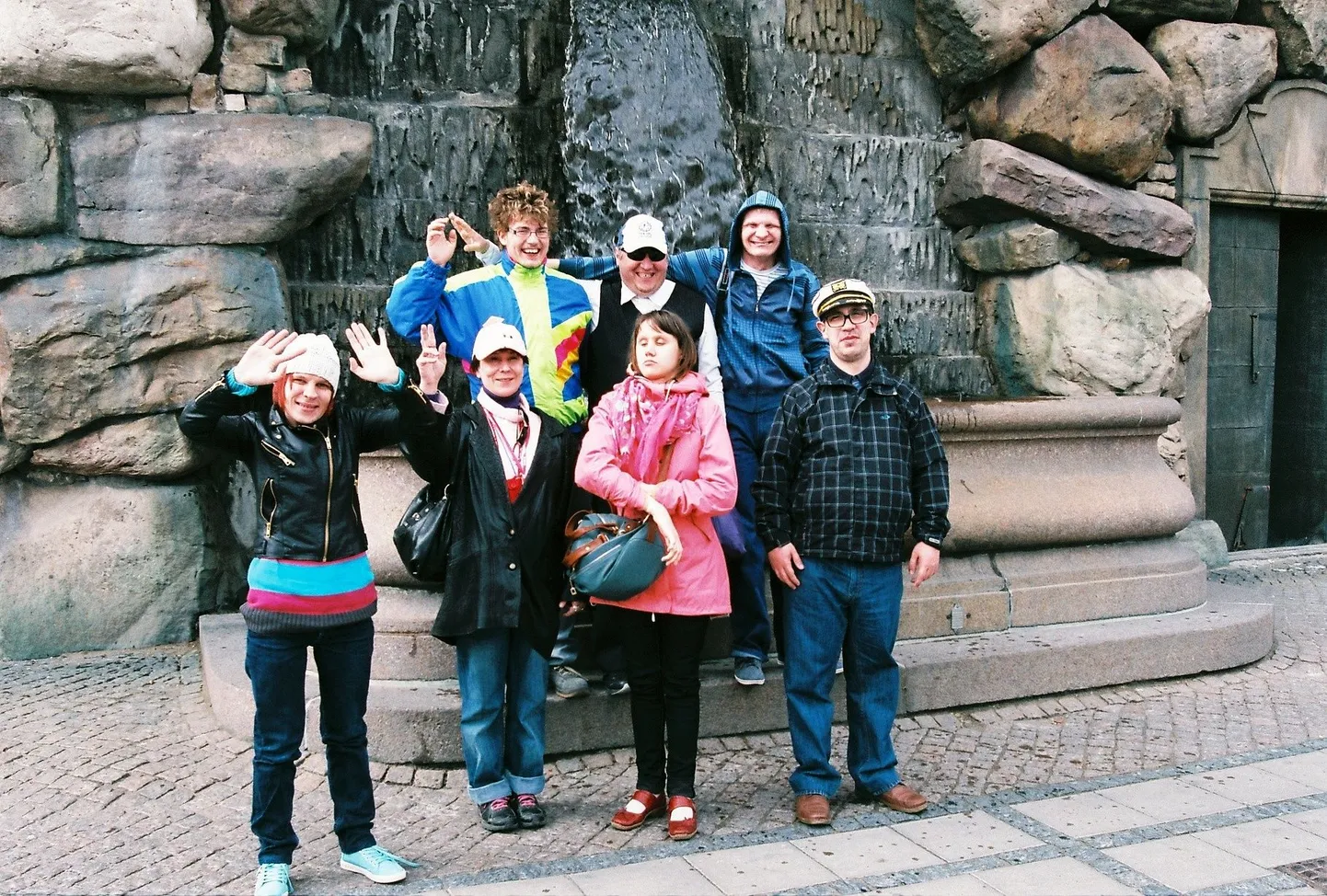 Allikabänd täpselt aasta tagasi Rootsi kuningalossi ees. Maarja Maria Känd (vasakult) , Aile Bergmann, Veronika Sõstar ja Vartan Arutjunov, Margus Kosarev (taga vasakult), Renee Logberg ja Hermo Hodanjonok.