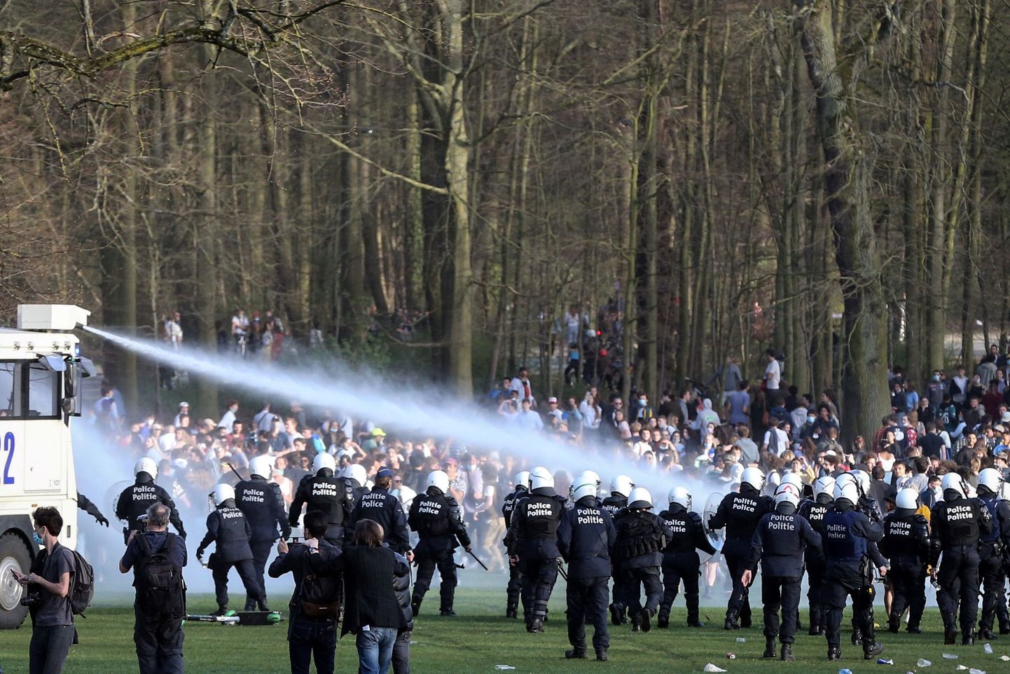 Полиция разгоняет людей в брюссельском парке
