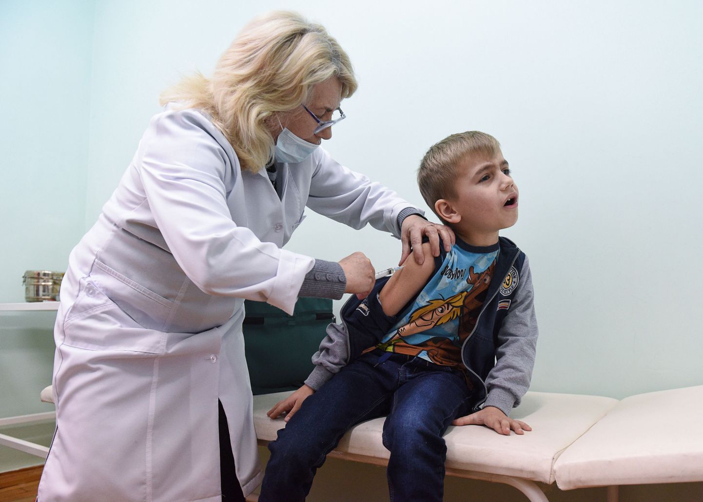 Õde vaktsineerimas poissi leetrite vastu Ukrainas Lapaivka külas Lvivi lähistel. Just Lvivi ümbrus on riigis lahvatanud leetripuhangust enim puudutatud.