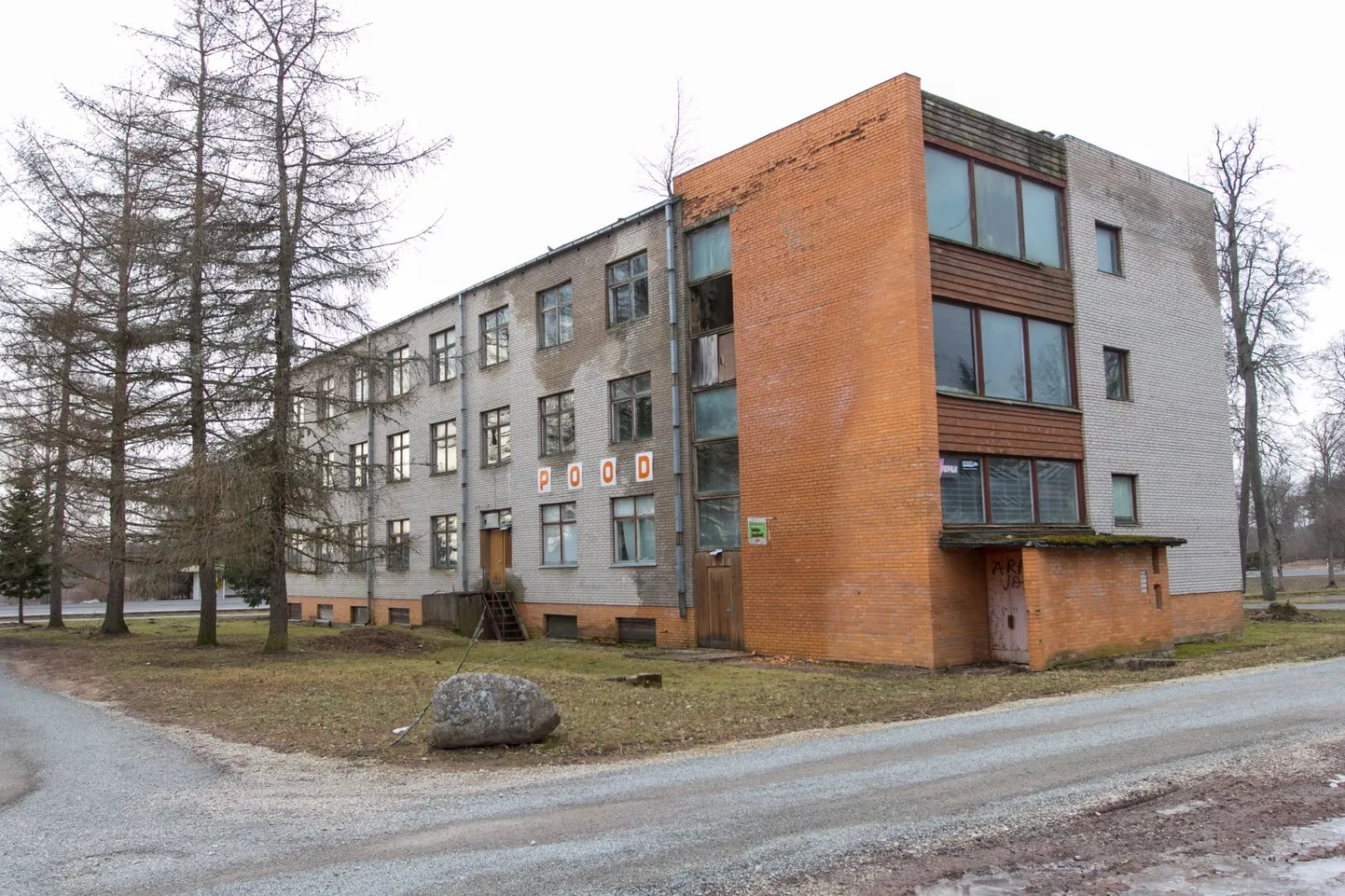 Helme vallavanem hellitab lootust, et Helme kutsekooli endisest ühiselamust võib tulevikus saada munitsipaalelamispind.