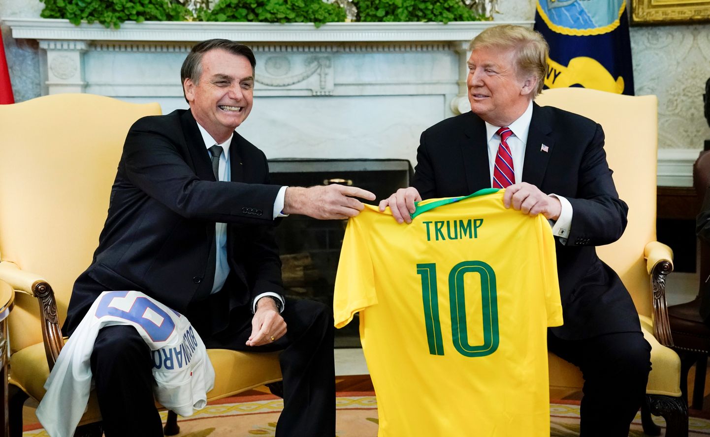 Brasiilia president Jair Bolsonaro kinkis Donald Trumpile Valges Majas Brasiilia jalgpallikoondise särgi.