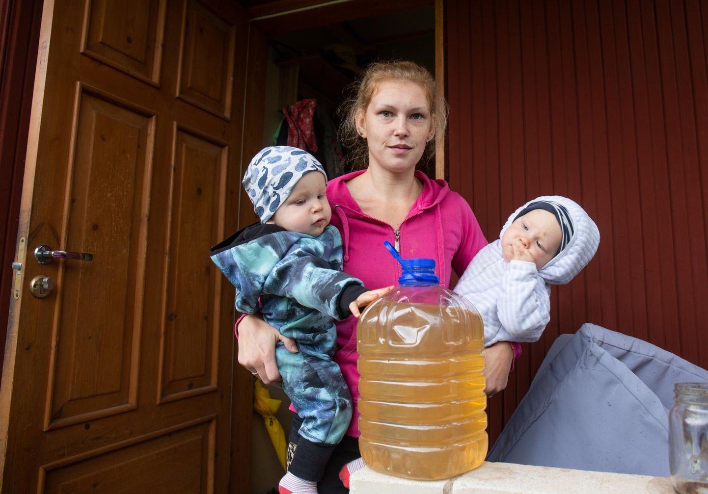 Anna-Liis Feldveberi pere, kus kasvavad kaksikud, vajab hädasti puhast vett nii joomiseks kui pesemiseks, sest läbipaistvas plastnõus on näha, milline vesi voolab nende köögikraanist.