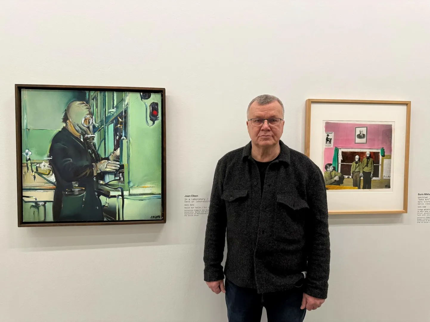 Jaan Elken koos oma maaliga «Laboratooriumis» (kunstniku paremal käel) näitusel «Aatomiajastu» Pariisi moodsa kunsti muuseumis.