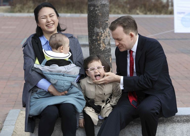 Robert Kelly, ta naine Kim Jung-a ja nende lapsed