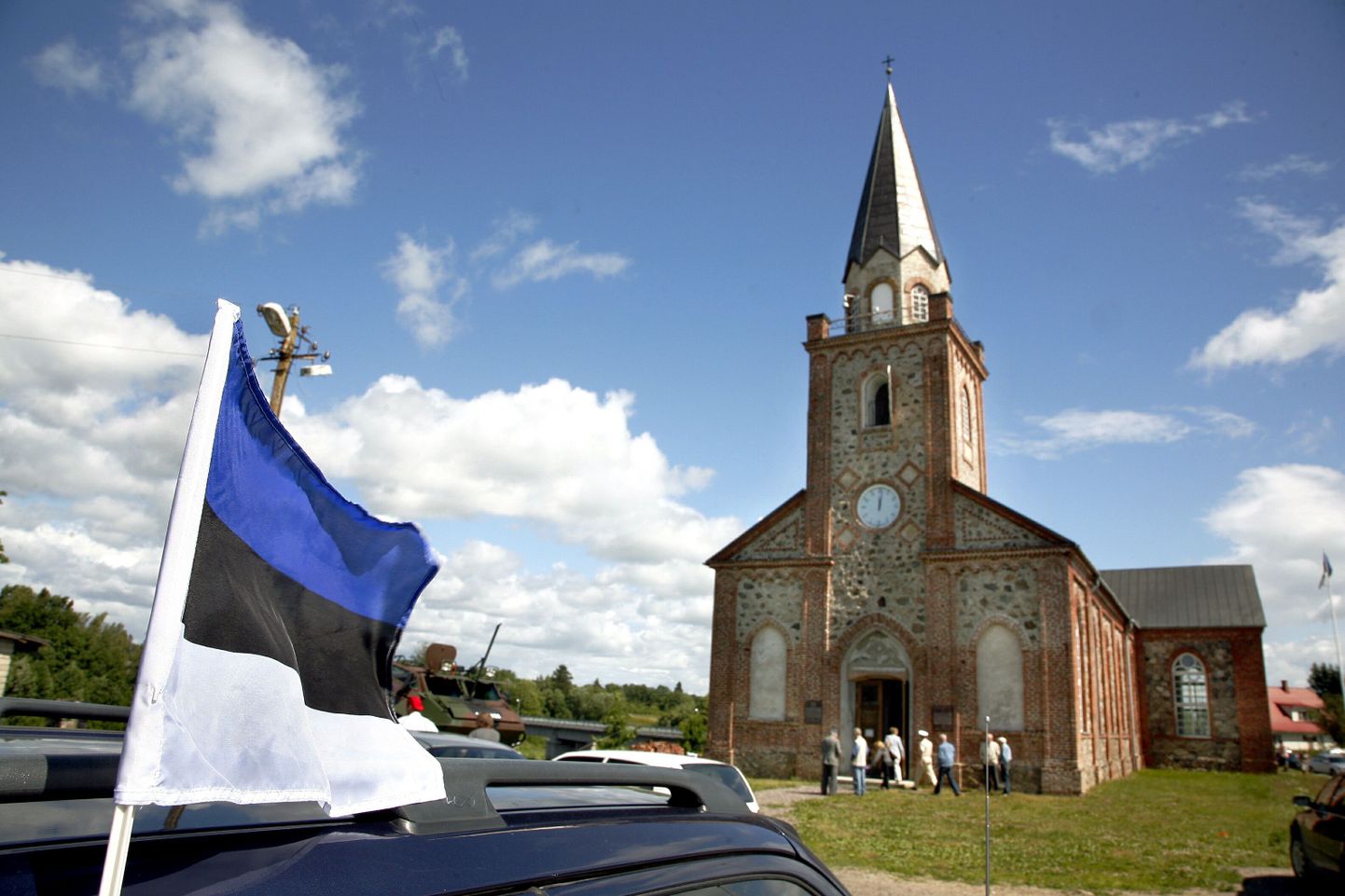 Võidutuli süüdatakse traditsiooniliselt Pärnumaal Toris Eesti sõjameeste mälestuskirikus. Sealt läheb tuli võidupüha paraadile, kust kaitseliidu esindajad selle üle maa laiali kannavad.