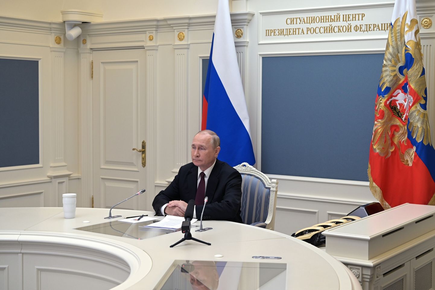 Vladimir Putin Venemaa presidendi situatsioonikeskuses strateegilisi tuumaõppusi jälgimas. Pilt on tehtud 26. oktoobril 2022.