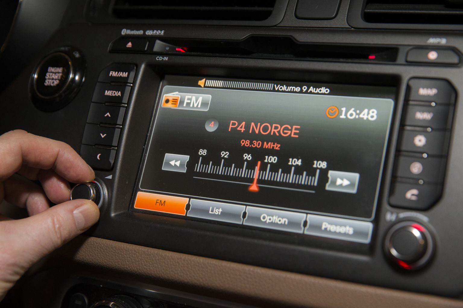 Autojuht FM-raadio sagedust valimas.