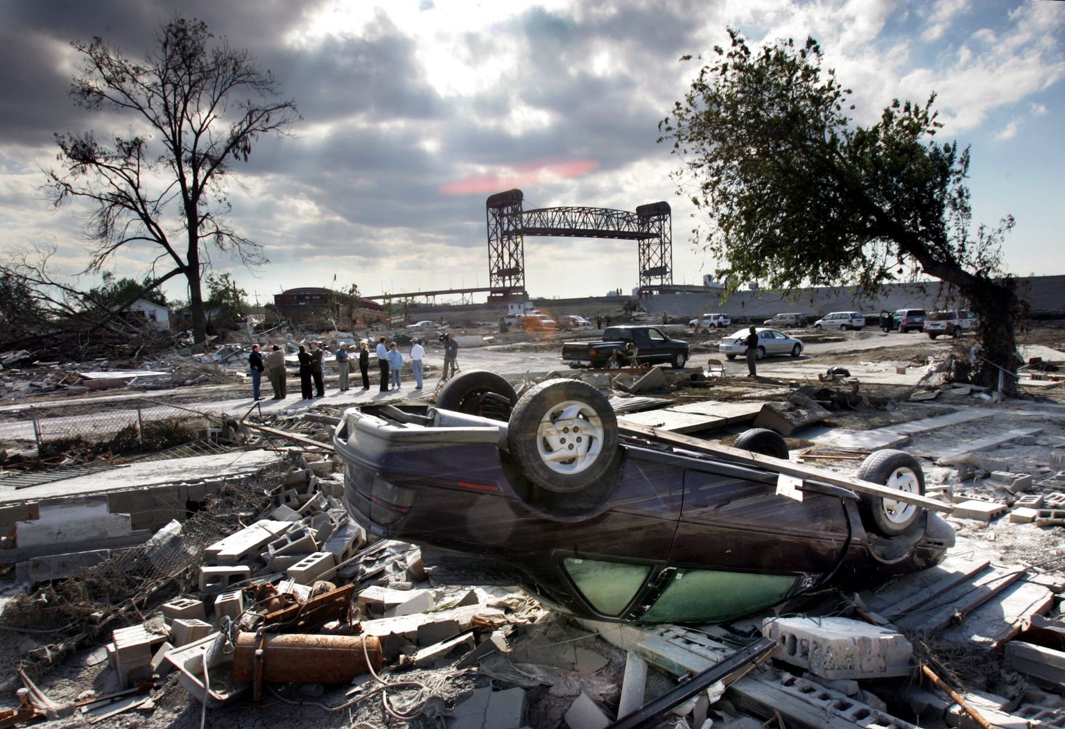 Orkaan Katrina järgne New Orleans. Kohalikud võimuesindajad katastroofiala uurimas