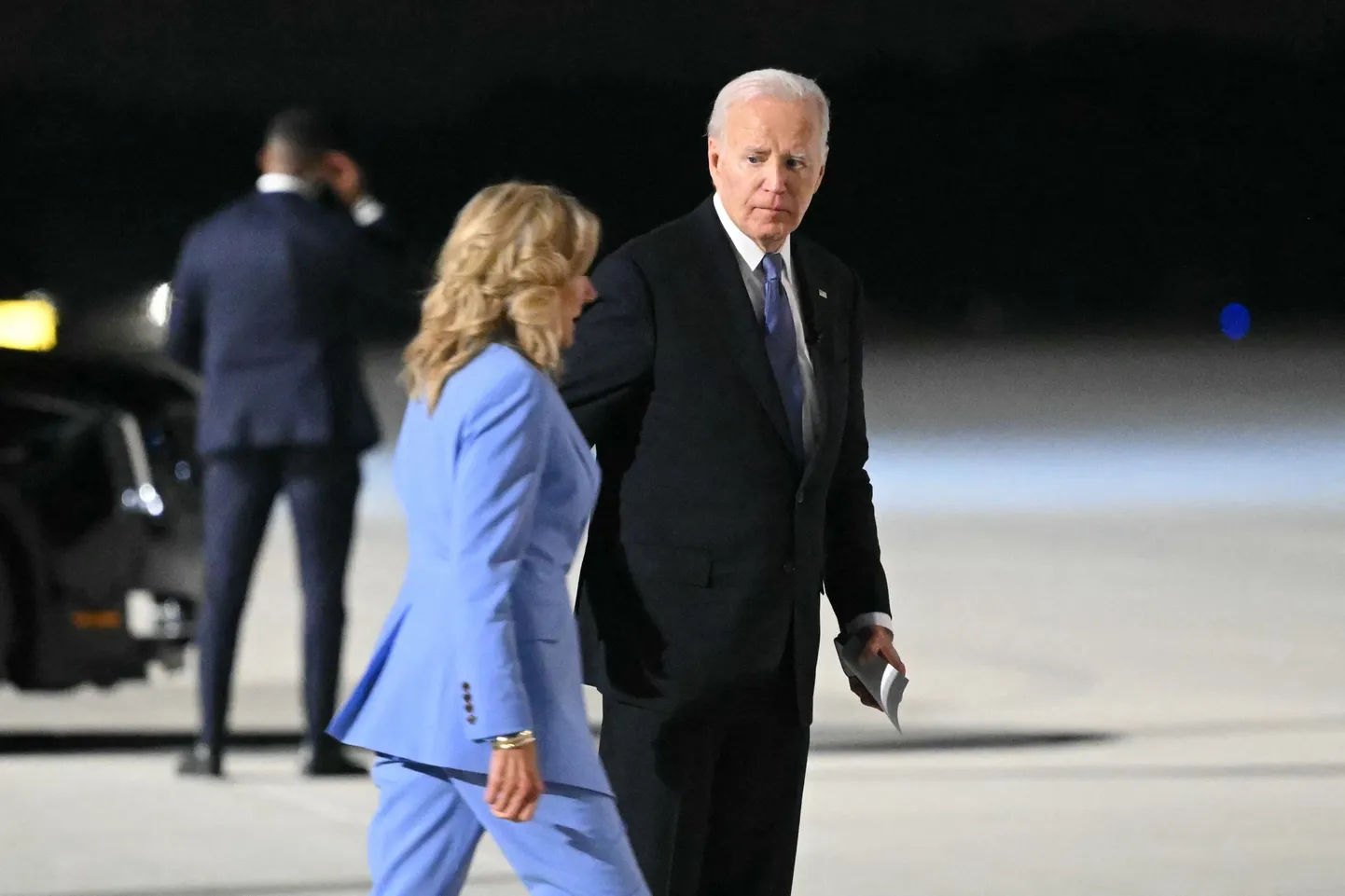 USA president Joe Biden ja esileedi Jill Biden suundumas lennukile Marietta sõjaväebaasis pärast teledebatti 28. juunil 2024.