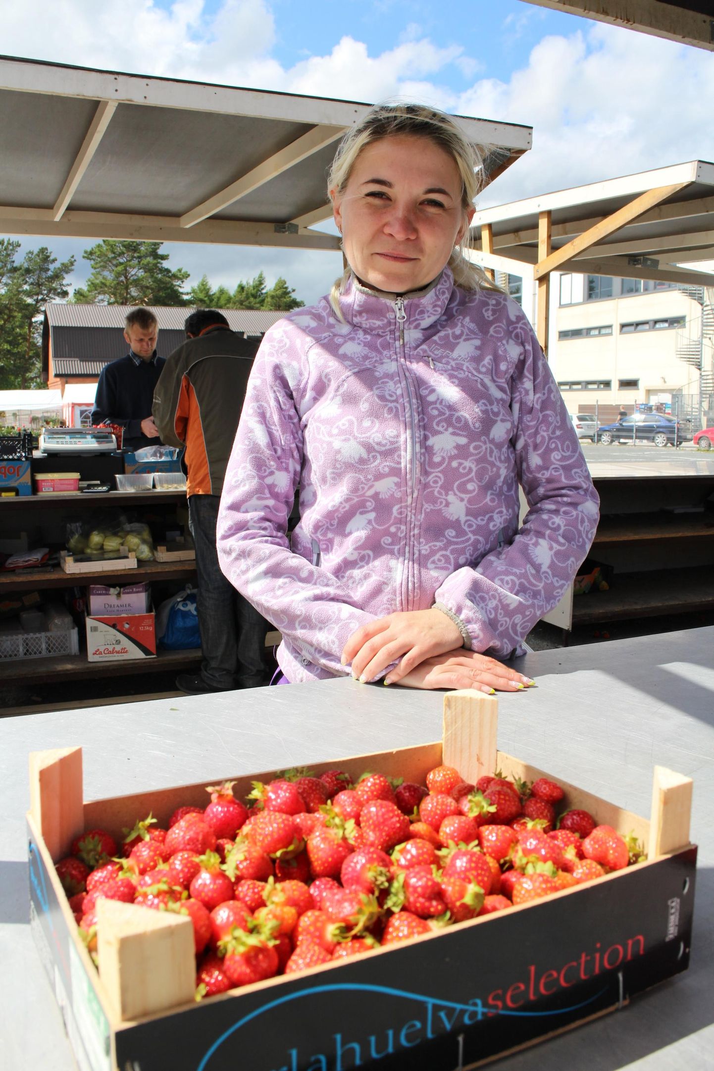 Kõik maasikad müüdi Viljandi turul täna kibekähku ära.
