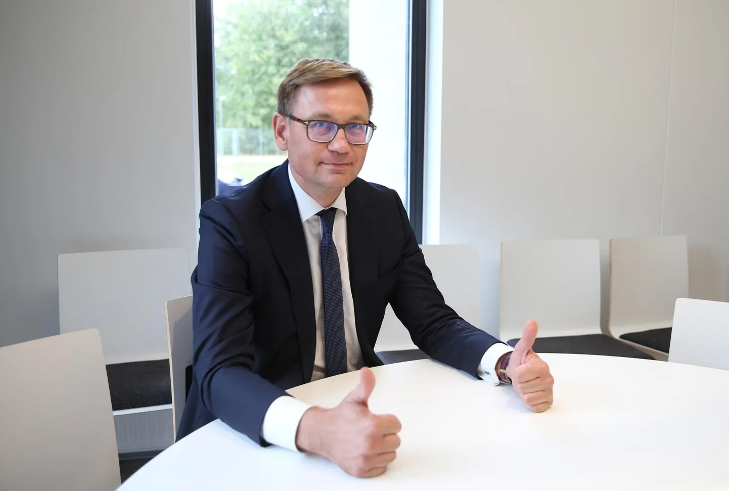Tervise- ja tööminister Peep Peterson on õppinud Tartu ülikoolis õigusteadust ja ajakirjandust, olnud Eestis kauaaegne ametiühingujuht. Ministrina ta igas vallas kohe seisukohti ei jaga, lubab enne hoolega kuulata spetsialiste.