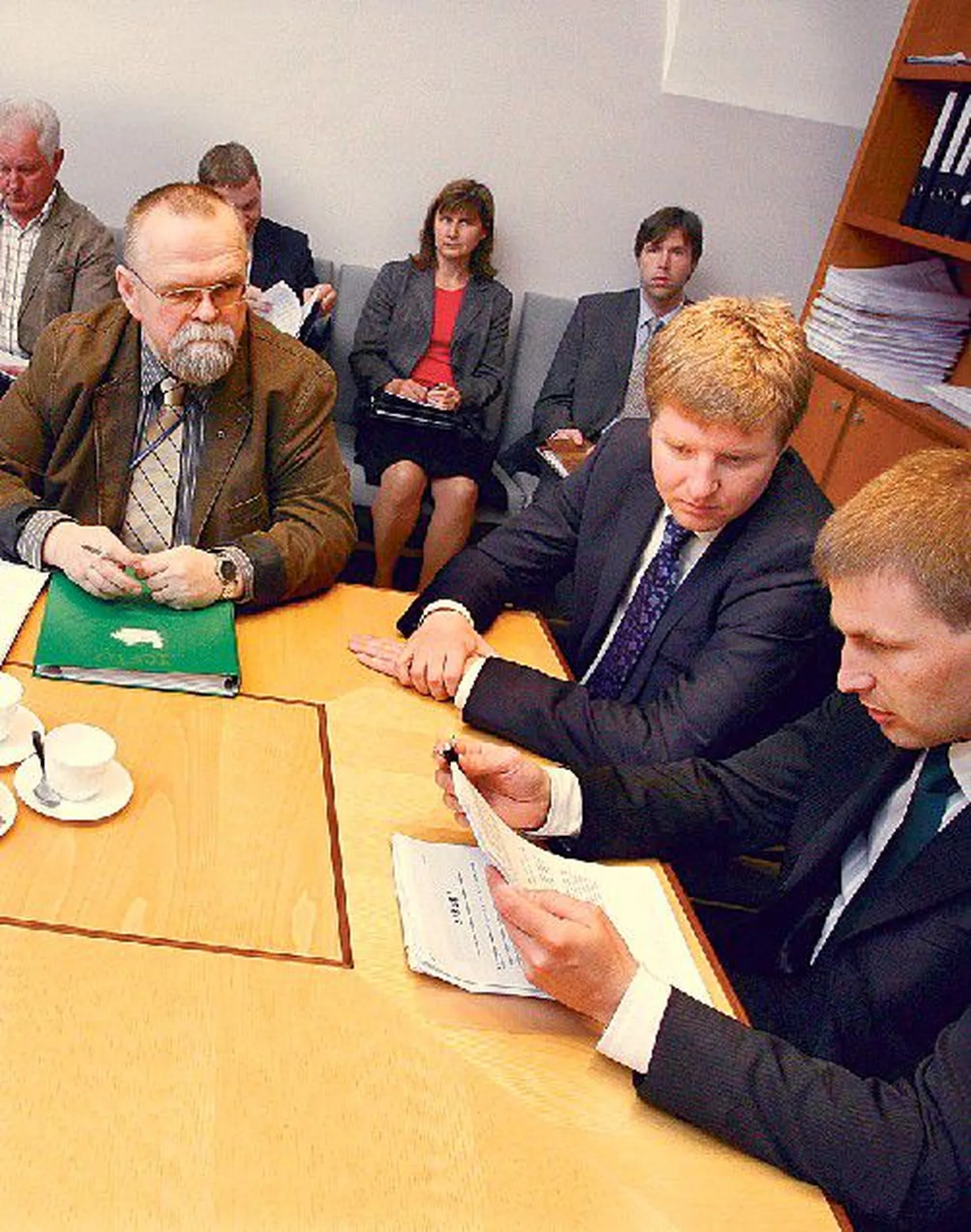 Слева направо: руководитель эстонских профсоюзов Харри Талига, Тармо Крийс и министр социальных дел Ханно Певкур. (Архив)