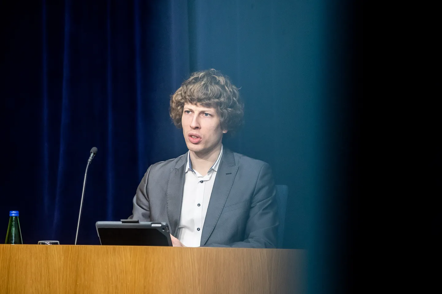 Sotsiaalminister Tanel Kiik pressikonverentsil selgitusi jagamas.