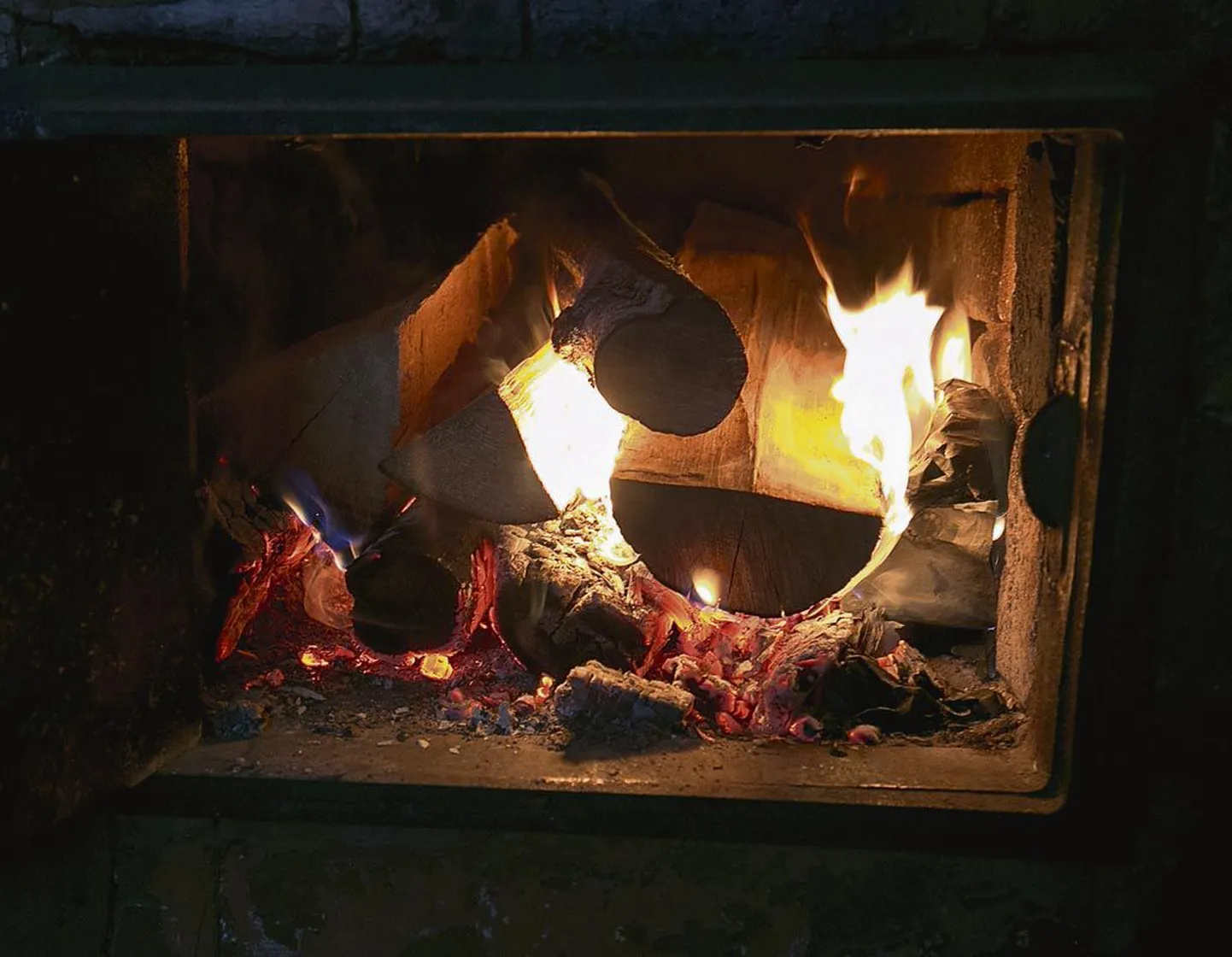 Kui olete harjunud ahju puuhalge täis laduma, siis puidubriketiga küttes saab ahju pista poole vähem klotse, aga sooja saab niisama palju.