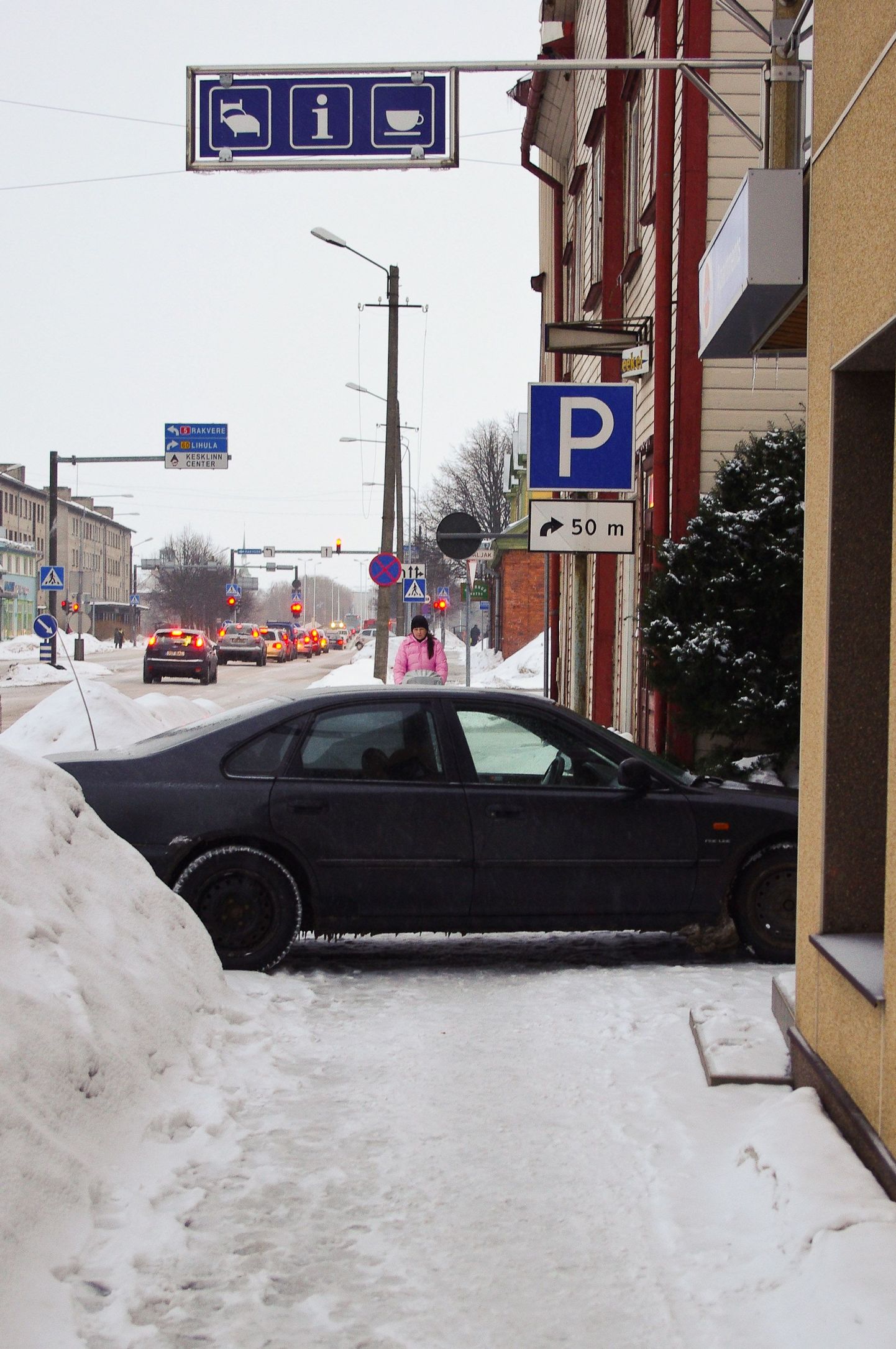Pärnus Tallinna maanteel on autojuht parkinud oma sõiduki risti üle jalakäijate kõnnitee, sulgedes selle täielikult.