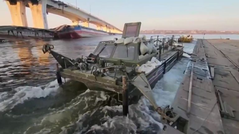 Понтонная переправа российских войск возле Антоновского моста в Херсоне. И переправа, и сам мост находятся под плотным артиллерийским и ракетным огнем Вооруженных сил Украины.
