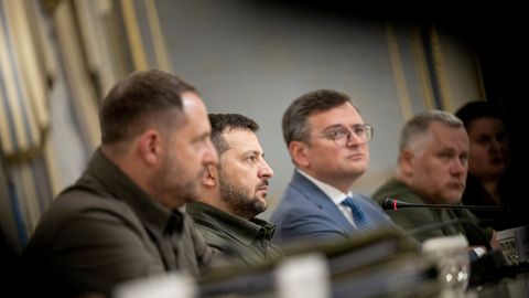 KOHALIK VAADE ⟩ Zelenskõi kõhklemine tekitab Ukrainas võimuvaakumi