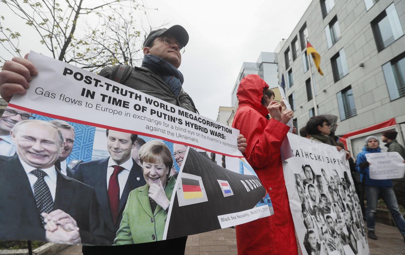 Mullu Kiievis Saksamaa saatkonna ees toimunud meeleavaldusel võis näha plakatit, millel kujutatud Nord Stream 2 gaasijuhe ning rõõmsate nägudega Saksa liidukantsler Angela Merkel ja Venemaa president Vladimir Putin. Postimehega rääkinud Saksa eksperdi sõnul sündis gaasijuhtmeprojekt Saksamaa nõrga välispoliitika tagajärjel. FOTO: Sergey Dolzhenko/epa/scanpix