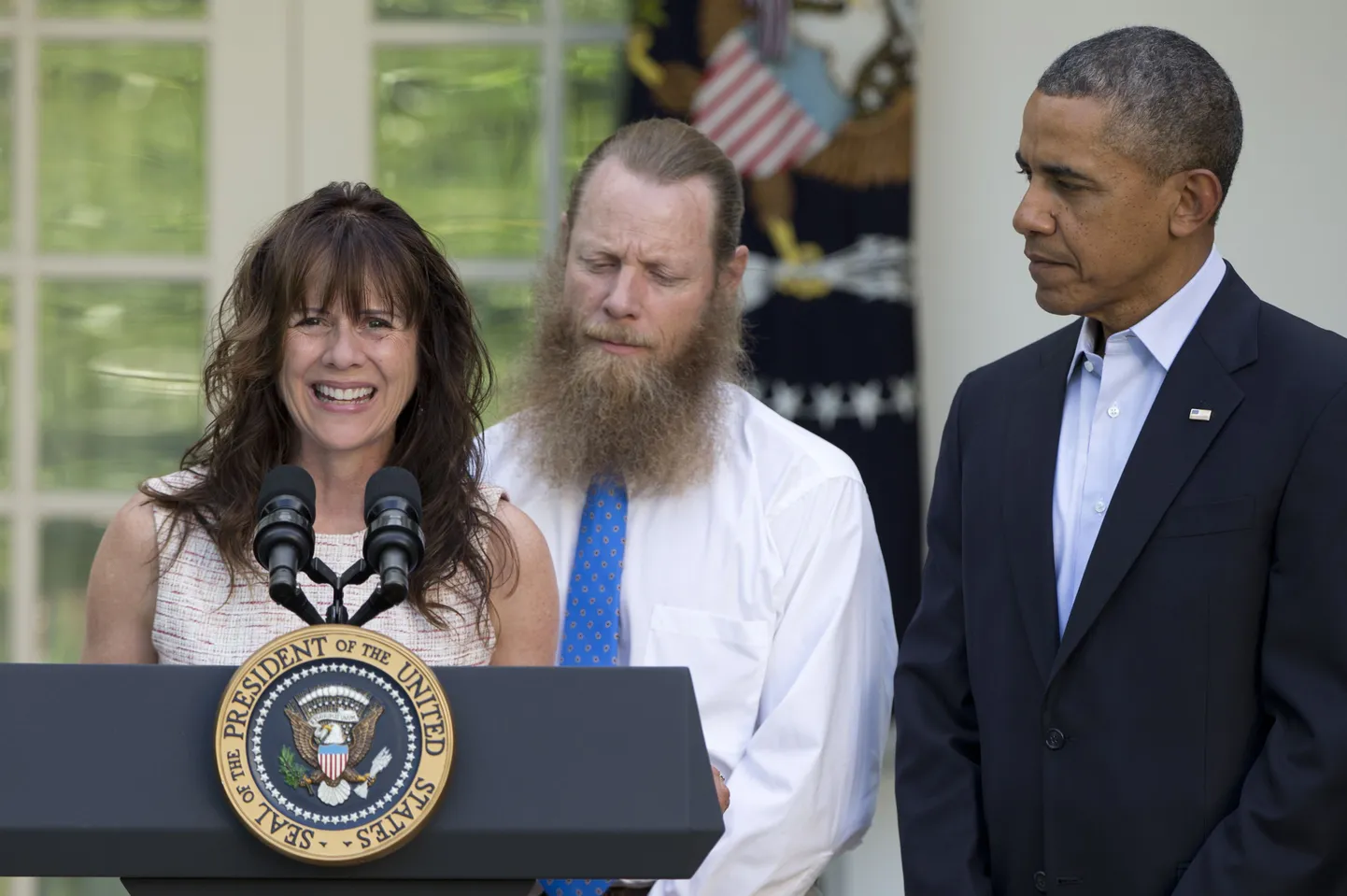 Barack Obama (paremal) ning Jani ja Bob Bergdahl Valge maja roosiaias.