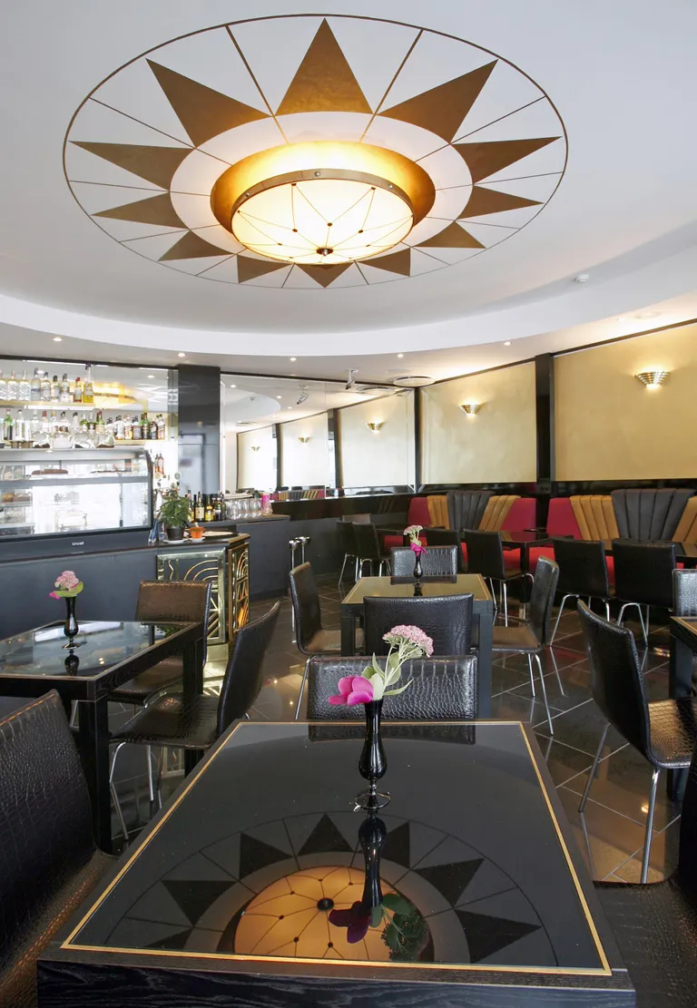 Art déco stiilis kohvik-restoran C’est La Vie Tallinna vanalinnas (2007).