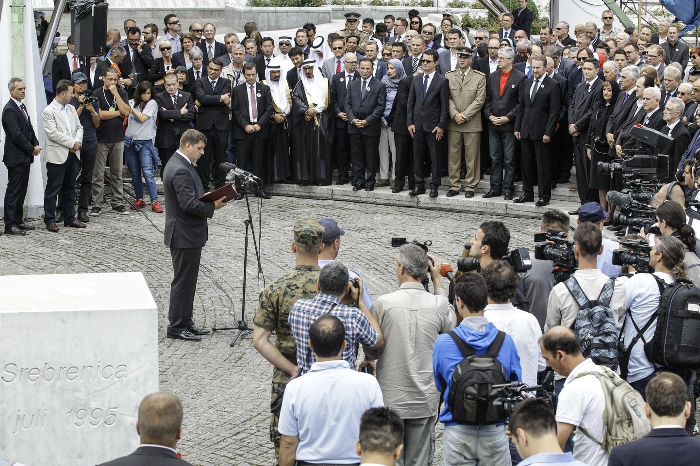 Srebrenica linnapea Ćamil Duraković osalemas mälestusüritusel.