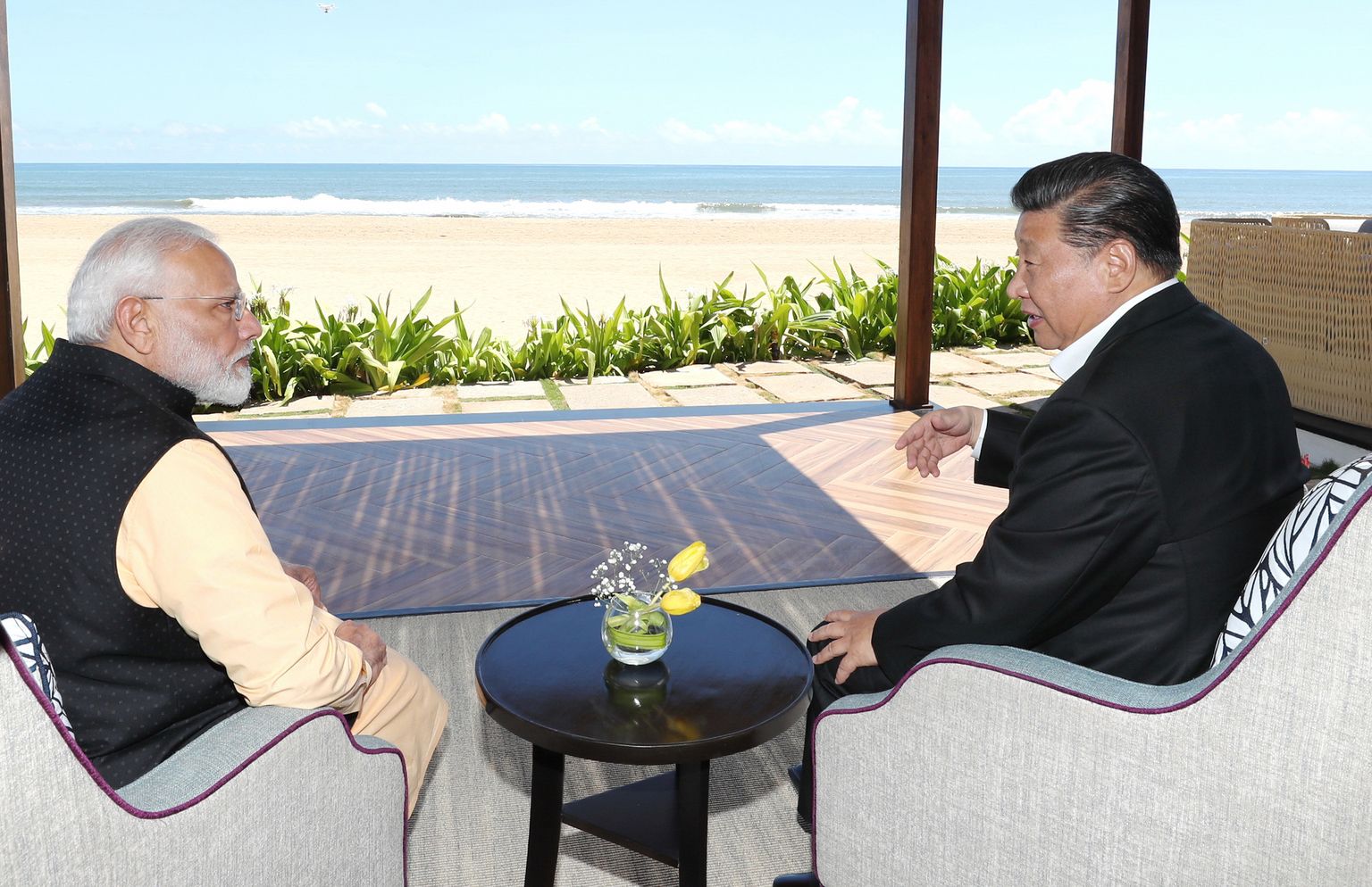 India peaminister Narendra Modi (vasakul) ja Hiina president Xi Jinping laupäeval India kuurortlinnas Mahbalipuramis mitteametliku tippkohtumise teisel päeval.