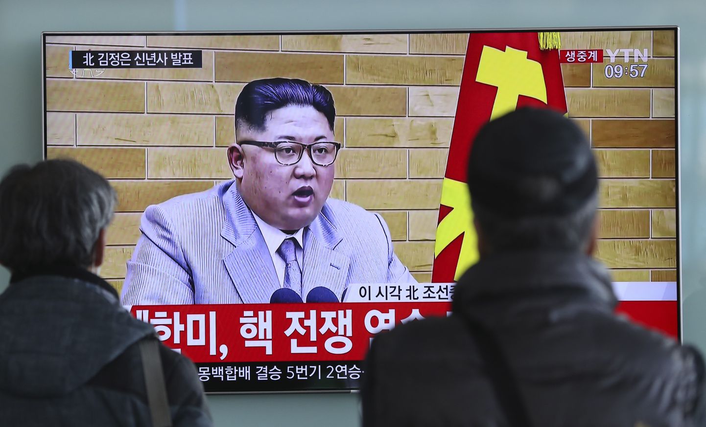 Граждане Южной Кореи смотрят новогоднюю речь Ким Чен Ына.