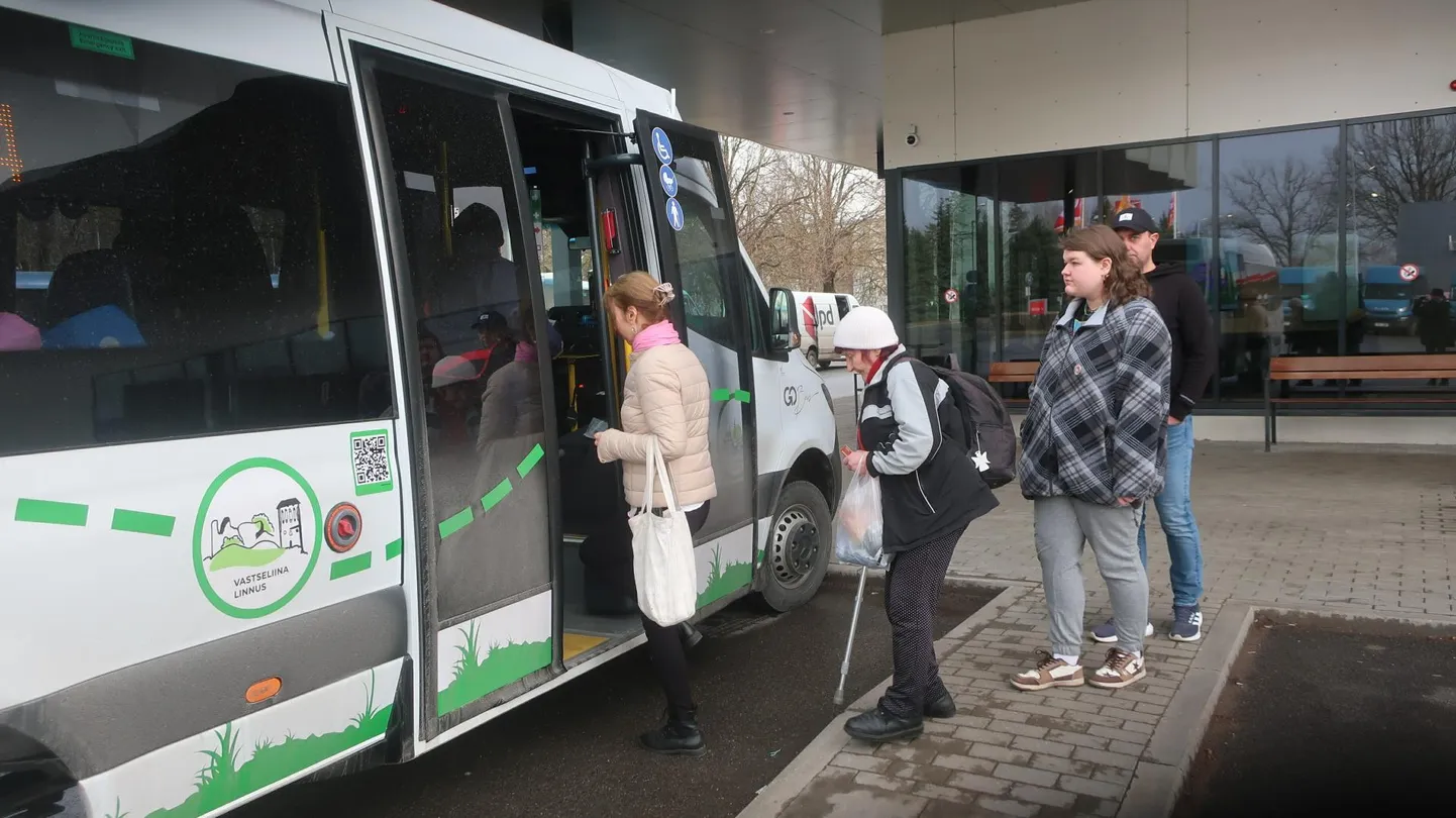 Põlva bussijaamast on teele asumas Võrru suunduv buss.