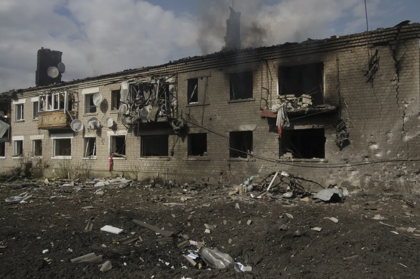 Жилой дом, поврежденный во время недавнего обстрела на окраине Волчанска. 11 мая 2024 года.