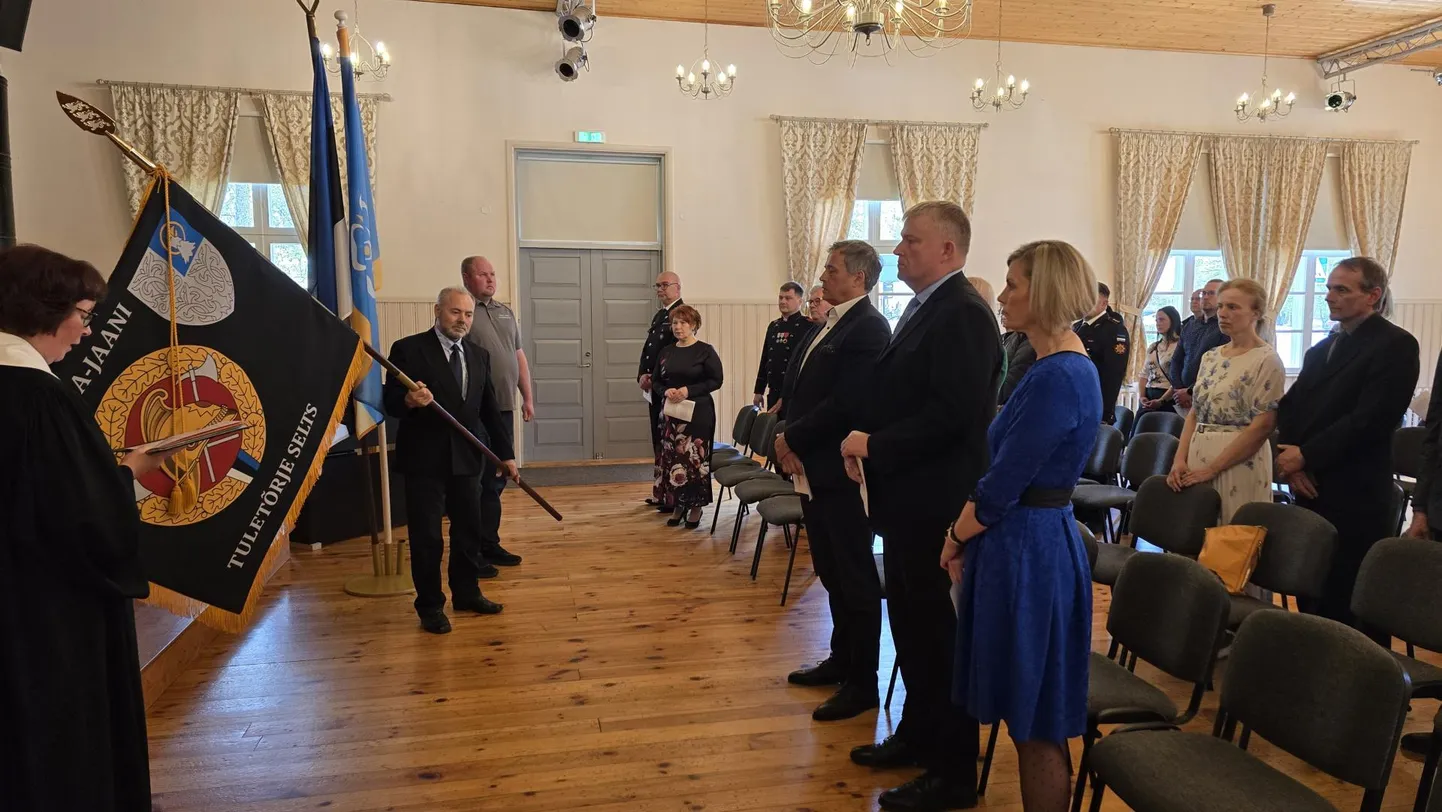 Kolga-Jaani rahvamajas pühitses lipu Viljandi praost Hedi Vilumaa (vasakul).