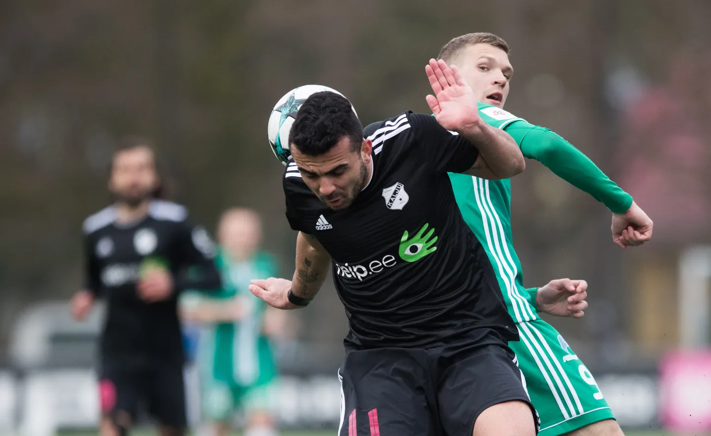 Fotol saab Kalju esiründaja Liliu koduliigas obaduse selga Levadia mängumehelt Jevgeni Harinilt, kuid täpselt samamoodi mängiti avaringis palli pealt jõuga minema kõik neli Eesti klubi.