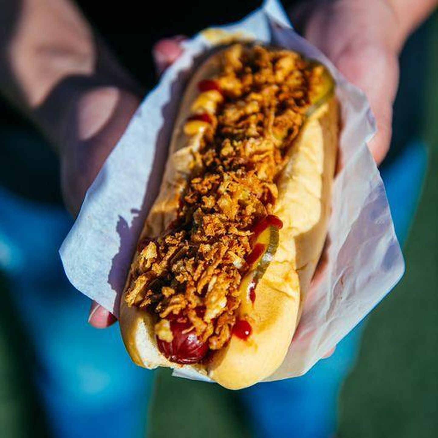 Stiilinäide rootsipärasest hot dog’ist, kus saia, vorsti ja sinepit-ketšupit täiendavad marineeritud kurk ja krõbe sibul. FOTO: Erakogu