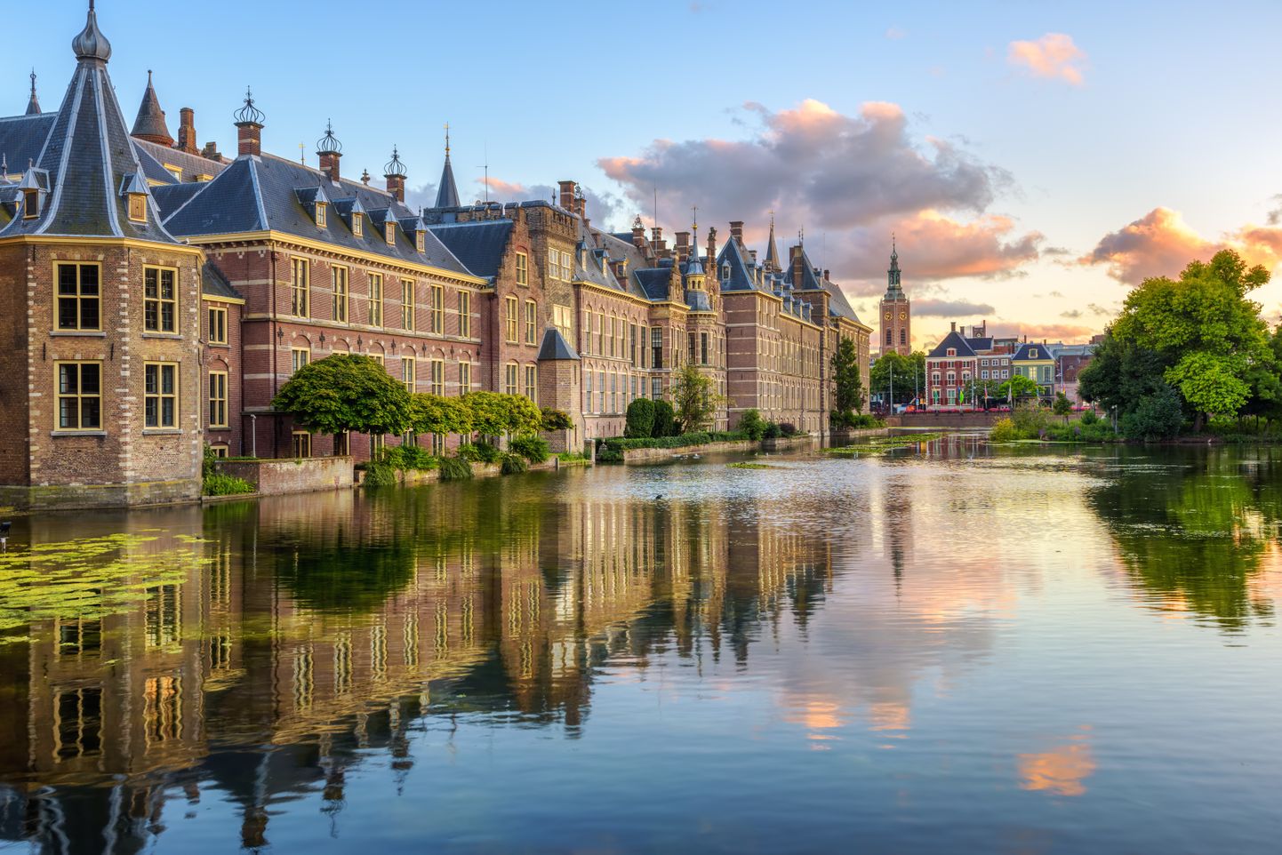 Hollandis Haagis asuv Binnenhofi loss, mis on parlamendihoone