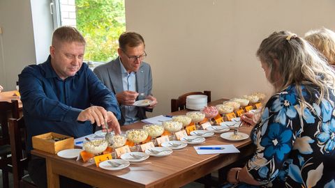 GALERII ⟩ Saaremaa Toidufestivali tuhlimoosi võistlusel särasid Jana Shaba ja Vanalinna Kohvik