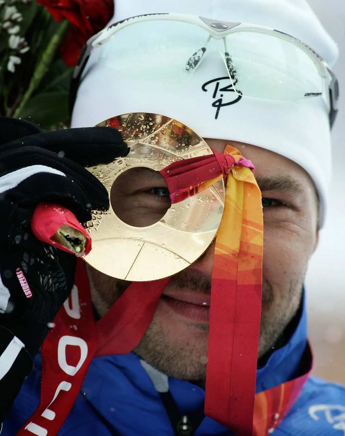 Olümpiavõitja Andrus Veerpalu Torino OM-kullaga.