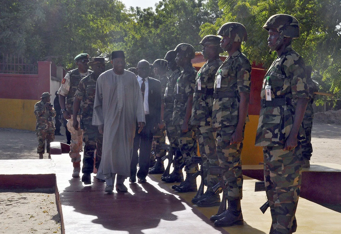 Nigeeria president Goodluck Jonathan oma riigi vägedega.
