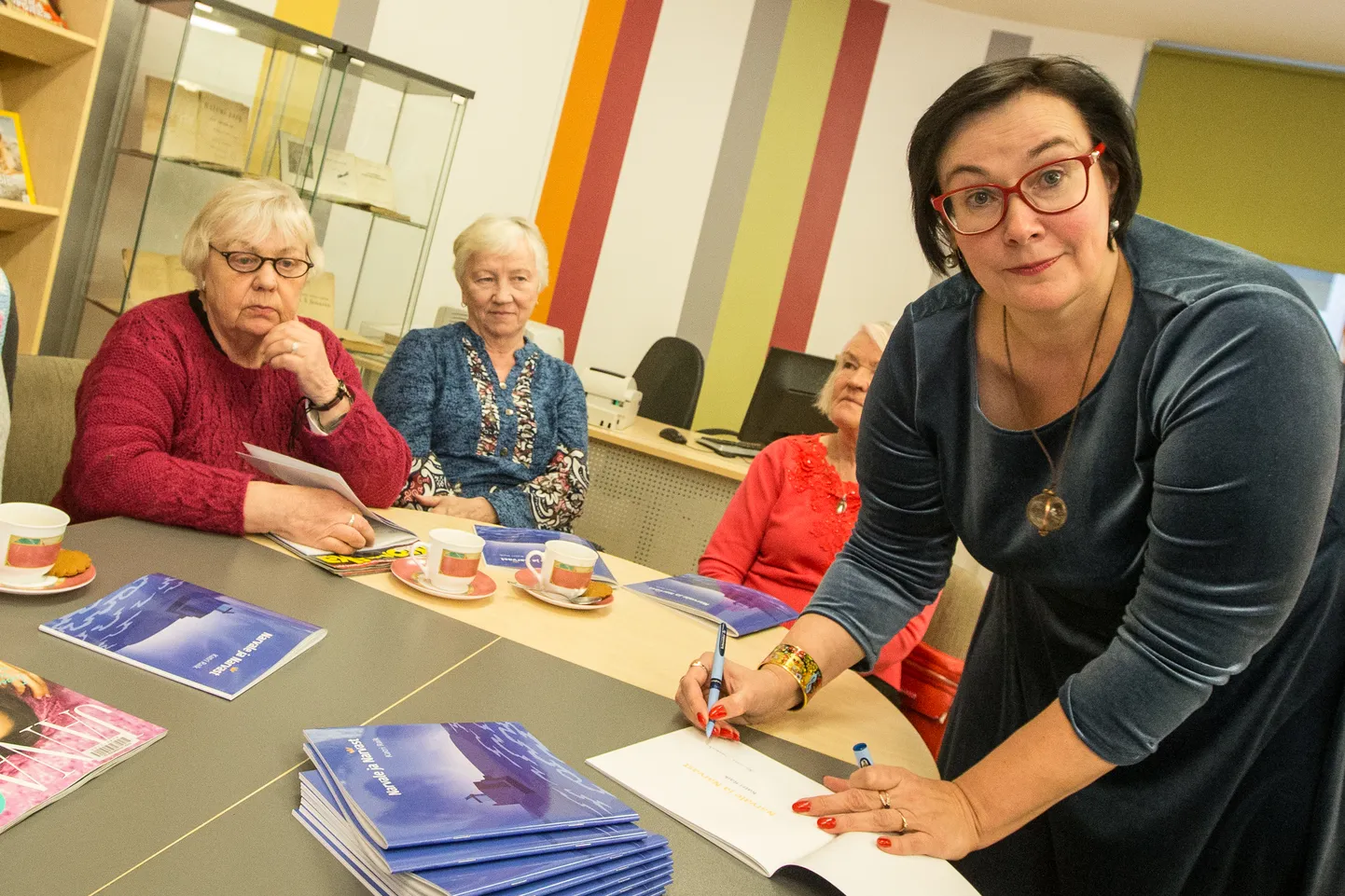 Katri Raik oma raamatu "Narvale ja Narvast" esitlusel Jõhvi raamatukogus.