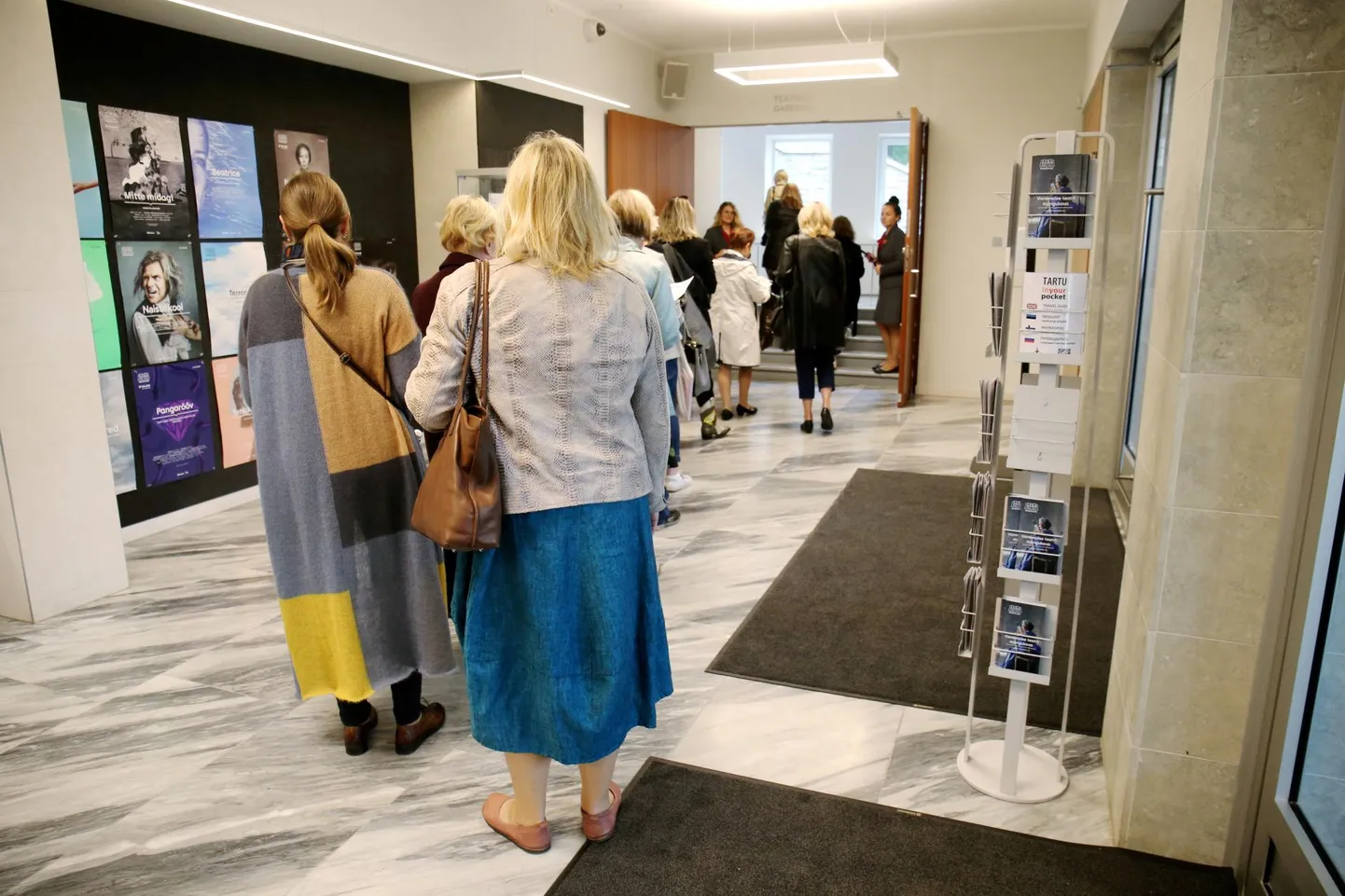Teatripisikuga nakatunud inimestel tuleb enne saali pääsemist tõendada, et neil ei ole haigust Covid-19 põhjustavat koroonaviirust. Kontrollimine tekitab järjekorra. Teisipäeva õhtul ulatus see Vanemuise suure maja ees treppideni, eile pärastlõunal vaid välisukseni.