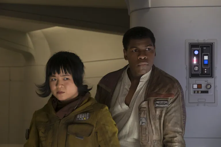 Kaader filmist «Tähesõjad: viimased jedid». Pildil Kelly Marie Tran ja John Boyega