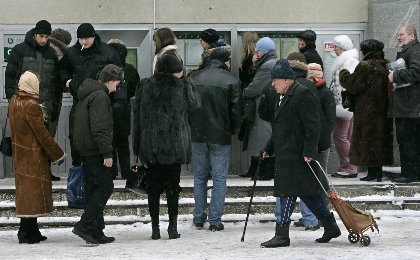 Valgevenelased valuutavahetuspunkti juures Minskis 3. jaanuaril 2009