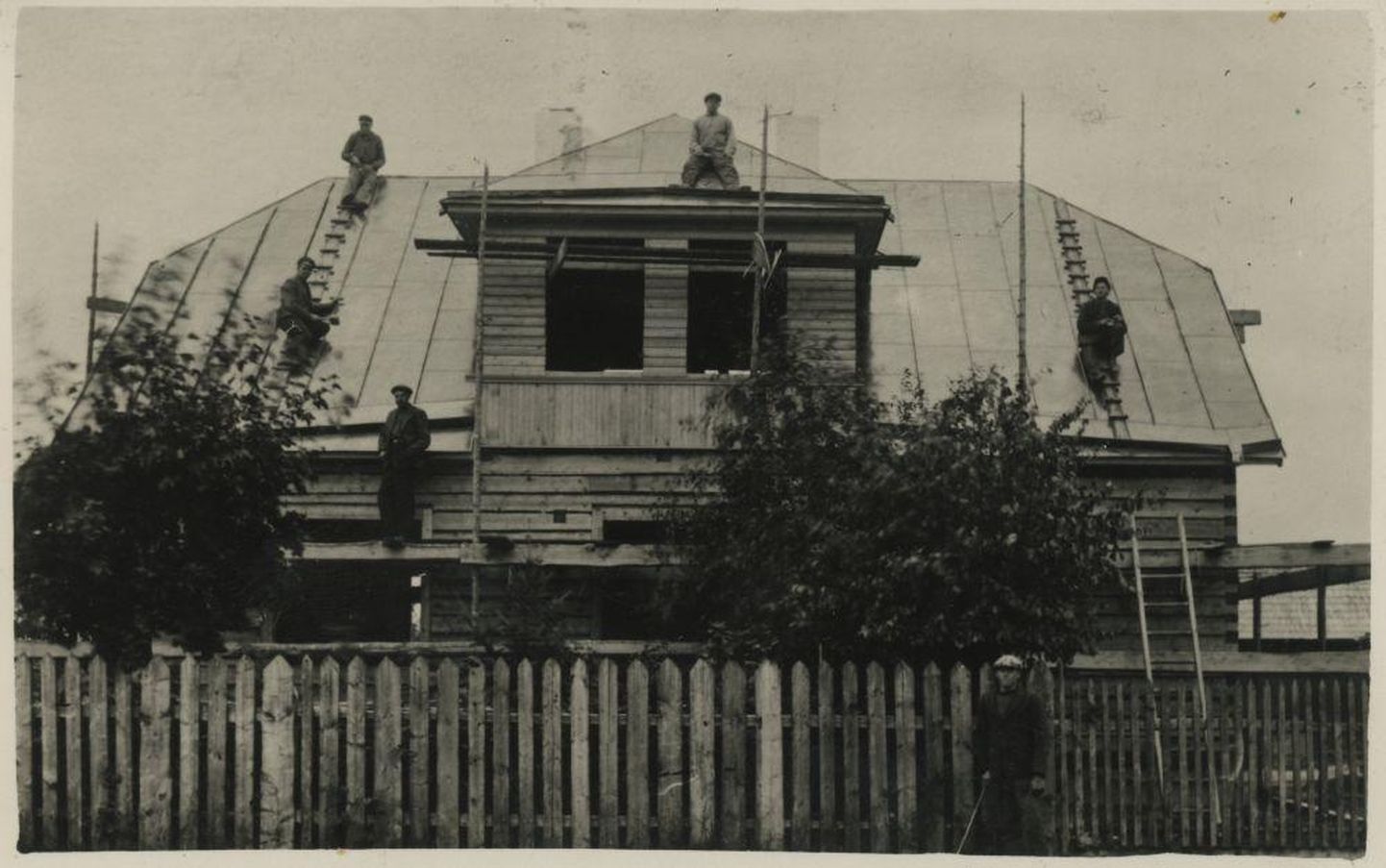 Pärna 11 eramu ehitus 1937. aastal, esiplaanil on maja omanik August Altpere.