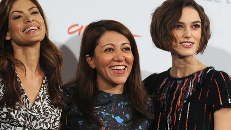 Amerikāņu aktrise Eva Mendesa (pa kreisi), režisore Masija Tadžedina (centrā) un britu aktrise Keira Naitlija (pa labi) 28. oktobrī pozē fotogrāfiem Romas kinofestivālā, filmas "Last Night" reklamēšanas nolūkos 