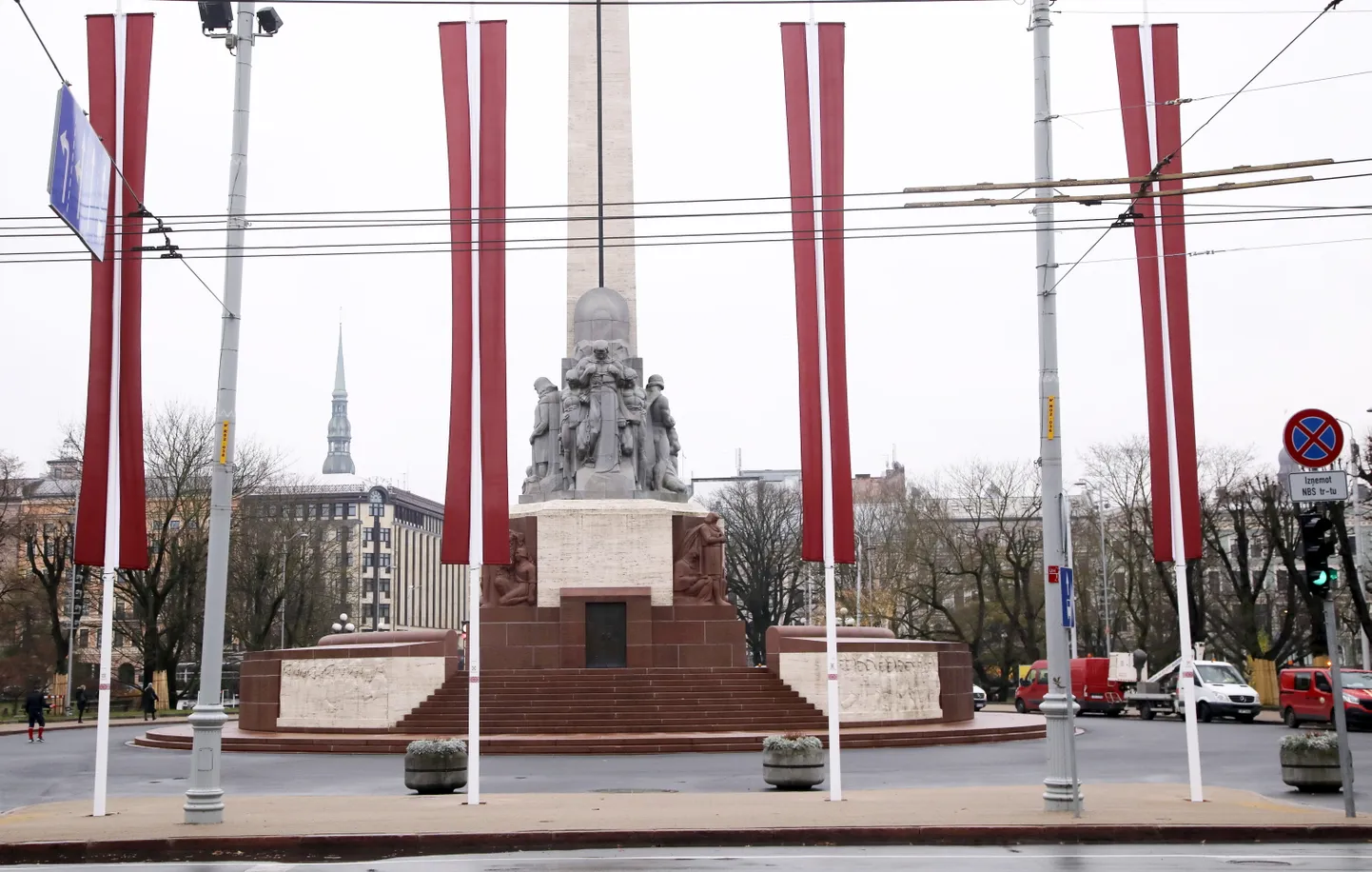 Četri Latvijas valsts karogi pacelti vēsturiskajā vietā pie Brīvības pieminekļa par godu Lāčplēša dienai.